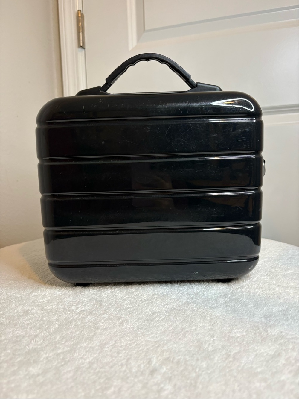 Black Hard-Shell Make-up Travel Case - Picture 3 of 9